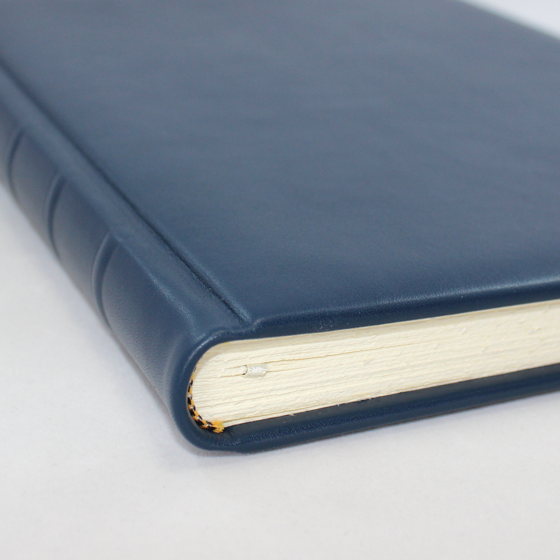Gästebuch Hochkant aus glattem Vollrindleder in allen Farben