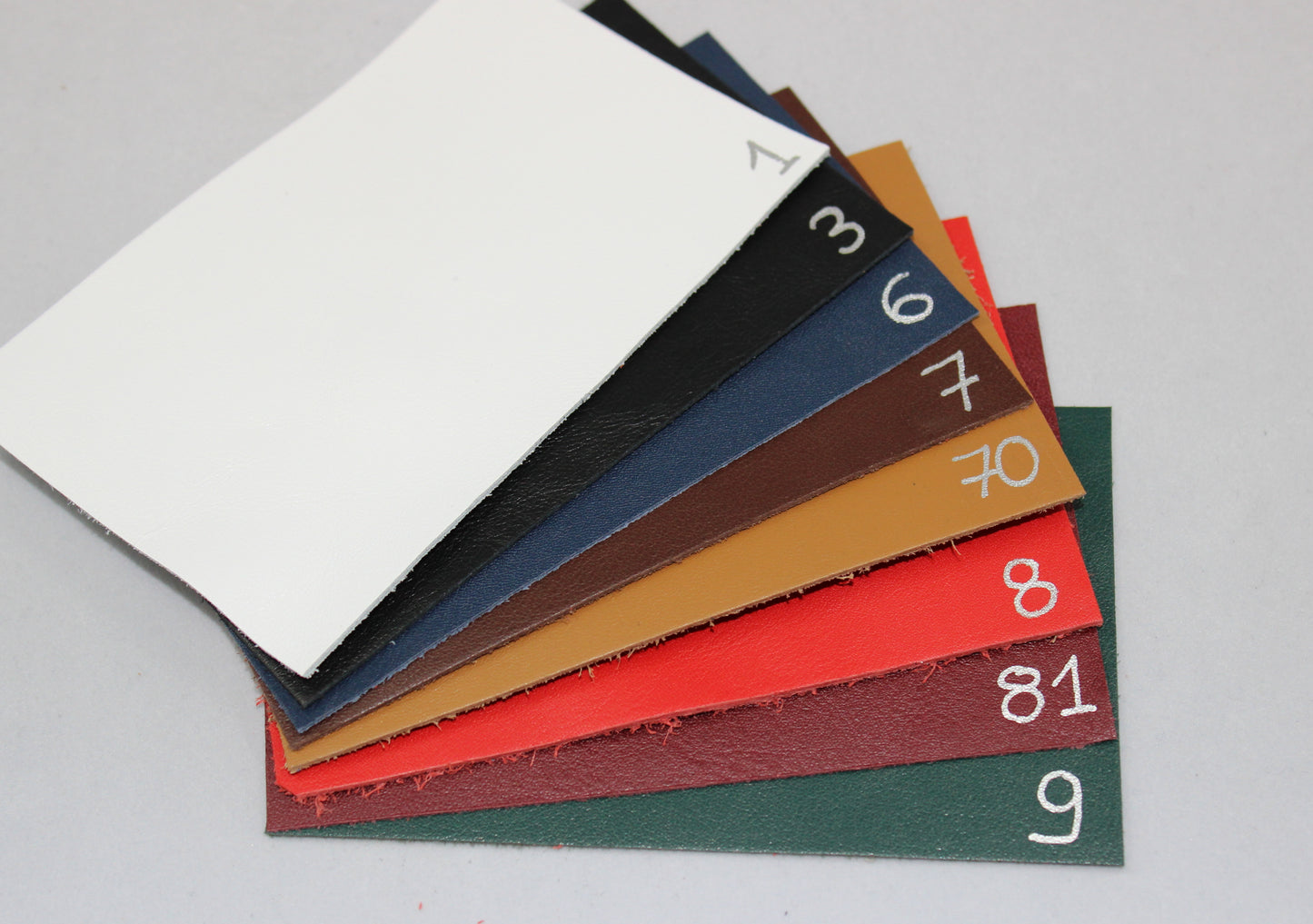 Dickes Gästebuch aus glattem Vollrindleder in allen Farben - mit handgerissenem Büttenblock